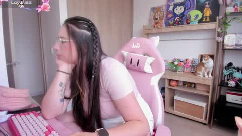 Snapshot of lauu_r chatting on April 2026 04:18:01 PM online show from April 2026 04:18:01 PM