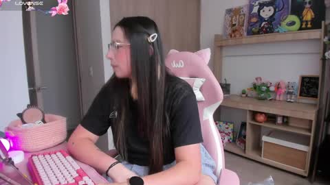 Snapshot of lauu_r chatting on April 2026 06:47:01 PM online show from April 2026 06:47:01 PM