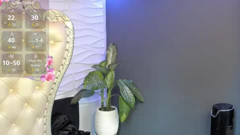 Layla online show from September 2025 10:43:01 PM