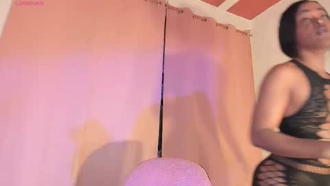 LAYLA online show from November 2025 05:06:02 PM