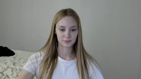 Snapshot of laylapretty001 chatting on December 2024 08:00:01 AM LaylaPretty001 online show from December 2024 08:00:01 AM