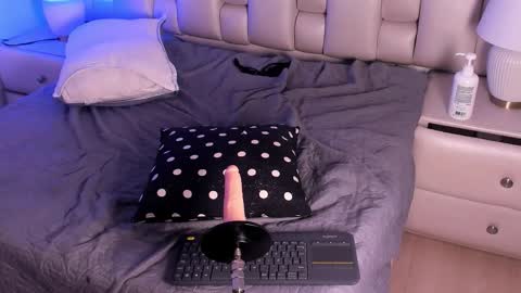 lea_hunter__ online show from November 2025 09:04:01 PM