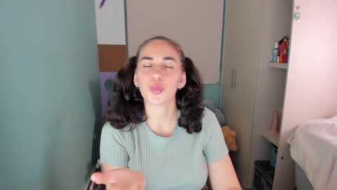 Snapshot of leah_sm chatting on January 2025 12:35:01 AM Laura online show from January 2025 12:35:01 AM