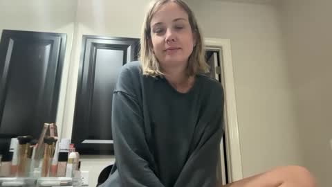 Snapshot of leanneluxecouple chatting on October 2025 10:32:02 AM leanneluxecouple online show from October 2025 10:32:02 AM