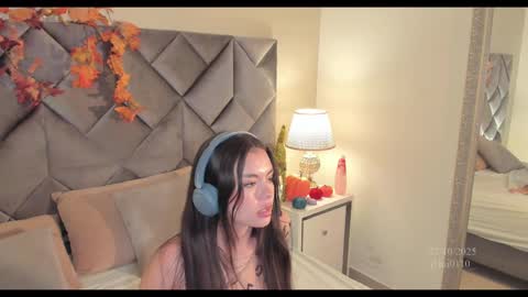 Leizathompson online show from October 2025 08:02:02 PM