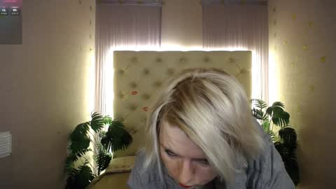 Snapshot of lena_paulles chatting on December 2024 01:35:01 PM Lena online show from December 2024 01:35:01 PM