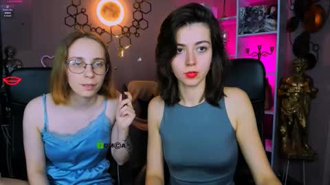 Leona online show from November 2025 07:02:02 PM