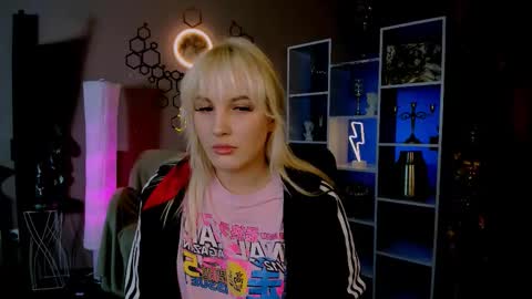 Leona online show from November 2025 08:34:02 PM