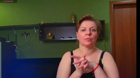 Snapshot of leona_tracie chatting on April 2026 09:56:02 AM Leona tracie online show from April 2026 09:56:02 AM