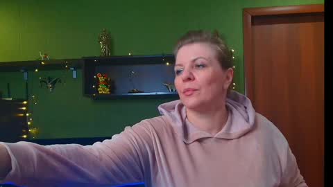 Snapshot of leona_tracie chatting on April 2026 07:42:01 PM Leona tracie online show from April 2026 07:42:01 PM
