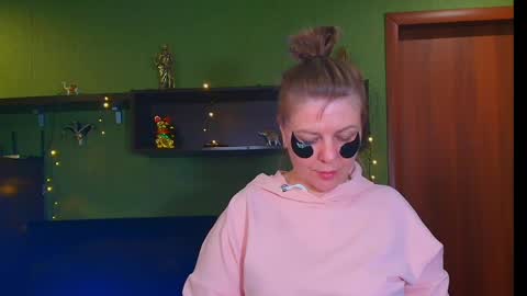 Snapshot of leona_tracie chatting on April 2026 07:09:01 PM Leona tracie online show from April 2026 07:09:01 PM