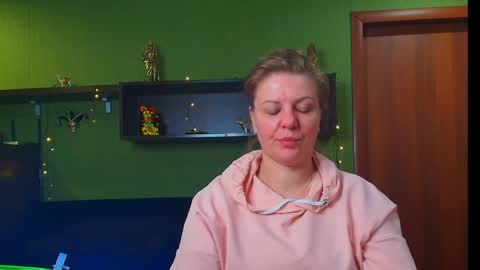 Snapshot of leona_tracie chatting on April 2026 09:08:01 PM Leona tracie online show from April 2026 09:08:01 PM