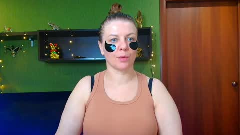 Snapshot of leona_tracie chatting on May 2026 08:14:02 PM Leona tracie online show from May 2026 08:14:02 PM