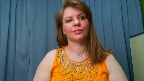Snapshot of leona_tracie chatting on May 2026 09:09:02 PM Leona tracie online show from May 2026 09:09:02 PM