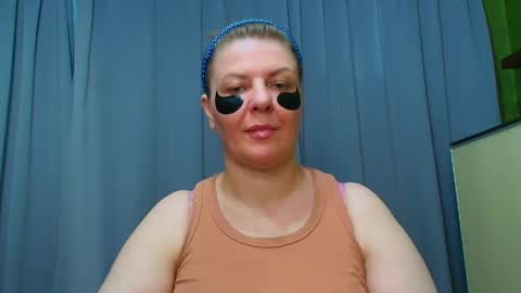 Snapshot of leona_tracie chatting on May 2026 10:26:02 PM Leona tracie online show from May 2026 10:26:02 PM