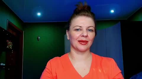 Snapshot of leona_tracie chatting on May 2026 03:45:02 AM Leona tracie online show from May 2026 03:45:02 AM