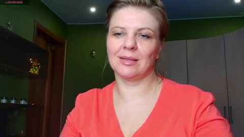 Snapshot of leona_tracie chatting on May 2026 08:33:02 AM Leona tracie online show from May 2026 08:33:02 AM