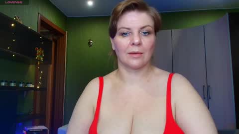 Snapshot of leona_tracie chatting on May 2026 10:55:02 AM Leona tracie online show from May 2026 10:55:02 AM