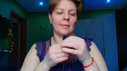 Snapshot of leona_tracie chatting on May 2026 11:43:02 PM Leona tracie online show from May 2026 11:43:02 PM