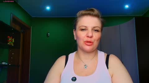 Snapshot of leona_tracie chatting on May 2026 06:58:01 PM Leona tracie online show from May 2026 06:58:01 PM