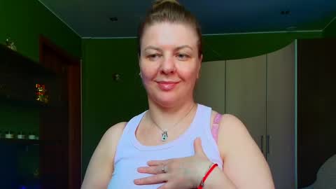 Snapshot of leona_tracie chatting on May 2026 08:21:02 AM Leona tracie online show from May 2026 08:21:02 AM