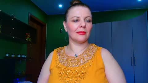 Snapshot of leona_tracie chatting on May 2026 09:42:01 PM Leona tracie online show from May 2026 09:42:01 PM