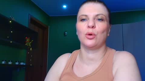 Snapshot of leona_tracie chatting on May 2026 03:27:01 PM Leona tracie online show from May 2026 03:27:01 PM