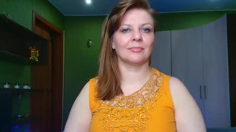 Snapshot of leona_tracie chatting on May 2026 09:10:02 PM Leona tracie online show from May 2026 09:10:02 PM