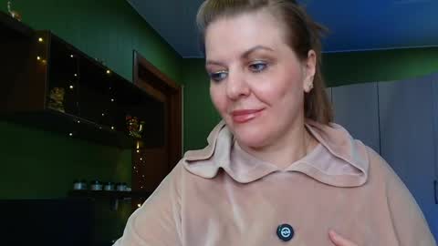 Snapshot of leona_tracie chatting on May 2026 02:42:02 AM Leona tracie online show from May 2026 02:42:02 AM
