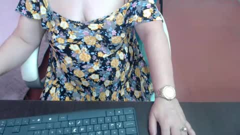 leonela   online show from October 2025 04:51:01 PM