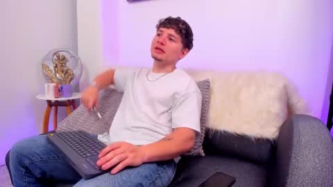 Leo  online show from November 2025 04:27:01 AM