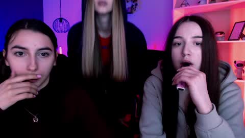 leslie_bird online show from April 2026 09:03:02 AM