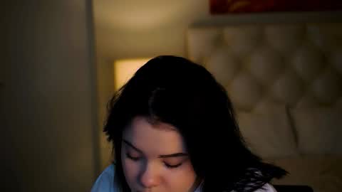 LeslieRowe online show from November 2025 02:17:02 PM