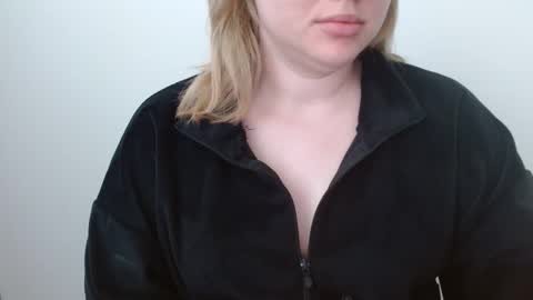 Snapshot of leyla_le chatting on May 2026 05:25:02 AM Leyla online show from May 2026 05:25:02 AM