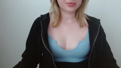 Snapshot of leyla_le chatting on June 2026 06:04:01 AM Leyla online show from June 2026 06:04:01 AM