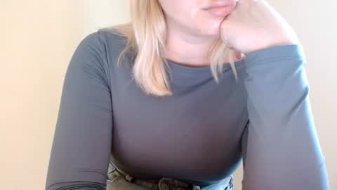 Snapshot of leyla_le chatting on July 2026 11:17:02 AM Leyla online show from July 2026 11:17:02 AM