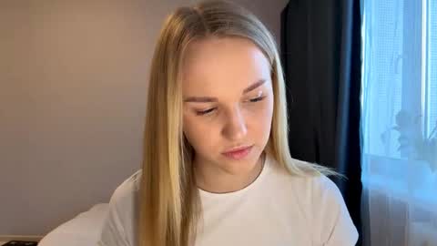 Mia online show from November 2025 11:36:02 AM