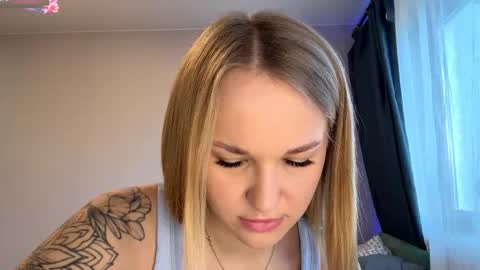 Mia online show from November 2025 11:32:02 AM