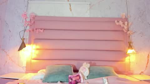 Snapshot of lezy_ chatting on October 2025 07:37:01 PM LEZY online show from October 2025 07:37:01 PM