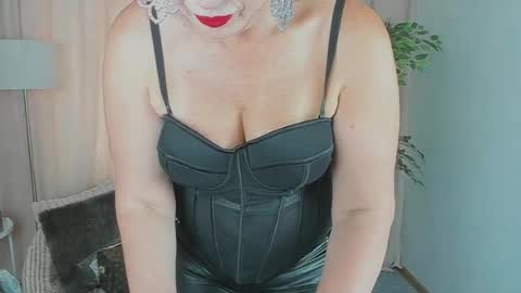 Snapshot of liana_bloom chatting on June 2026 07:32:02 AM Liana online show from June 2026 07:32:02 AM