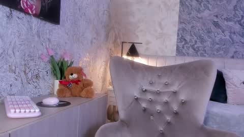 Lian online show from November 2025 07:43:01 PM