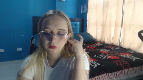 Lia Roberts online show from October 2025 12:02:02 PM