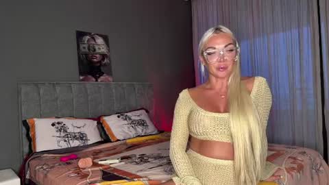 Snapshot of lil_amyy chatting on June 2026 01:37:01 AM a little nervous to tell call me Vi online show from June 2026 01:37:01 AM