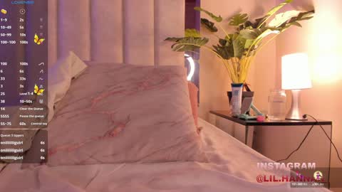 Snapshot of lil_hanna18 chatting on December 2024 03:46:02 PM Hanna online show from December 2024 03:46:02 PM