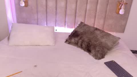 Snapshot of lil_moon1 chatting on March 2026 12:20:01 PM bri online show from March 2026 12:20:01 PM