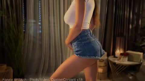Snapshot of liliaah chatting on August 2026 09:07:01 PM Lili Nude ONLY Ticket or Fansly online show from August 2026 09:07:01 PM