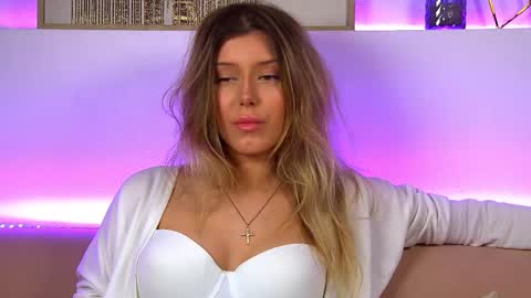 Mia online show from February 2025 12:39:02 PM