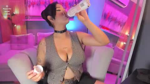 holis soy lily chang no olvides el pulgar arriba es muy importante para mi 3 independent model online show from February 2026 08:05:02 PM