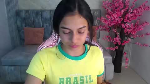 Snapshot of lilith_petit_sub chatting on January 2025 06:57:01 PM Lilith online show from January 2025 06:57:01 PM