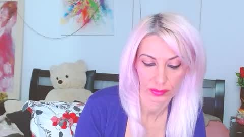 Lara online show from November 2025 10:32:01 PM